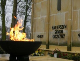 Ciągnął przez miasto... znicz