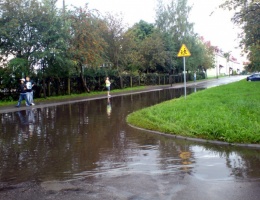 Tak wyglądała zalana ulica (ZDJĘCIA INTERNAUTY)