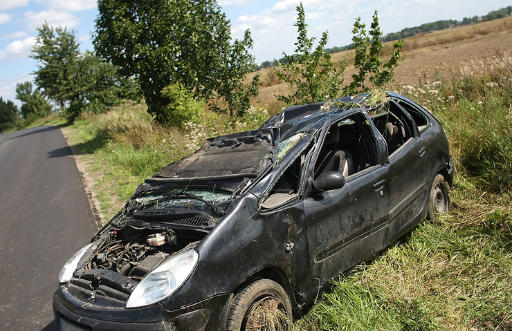 Citroen dachował przy bocznej drodze FOTO