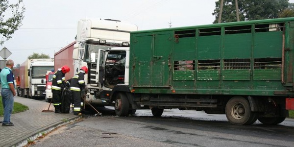 Zderzyły się dwie ciężarówki! (FOTO)