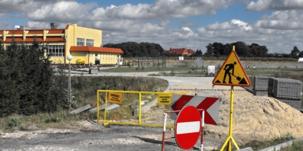Hala ma trzy lata. Drogę budują dopiero teraz
