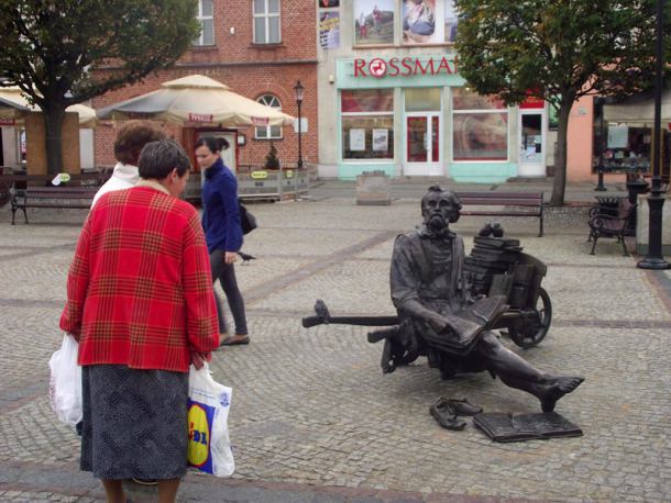 Na kościerskim rynku stanął pomnik Remusa (FOTO)