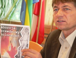 Kontrowersyjne plakaty na przystankach