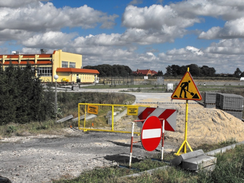 Hala ma trzy lata. Drogę budują dopiero teraz