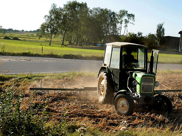 Mężczyzna wpadł pod własny traktor