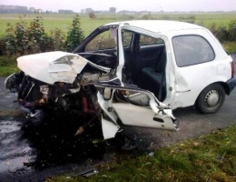 Micra uderzyła w drzewo! (FOTO)