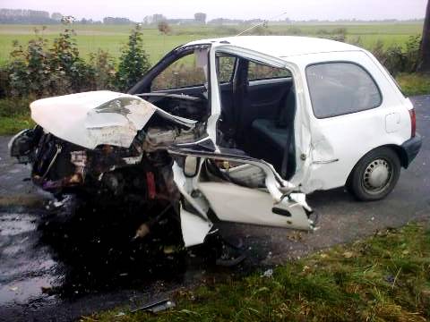 Micra uderzyła w drzewo! FOTO