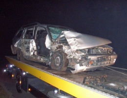 Rozbite auto stało w poprzek drogi (FOTO)