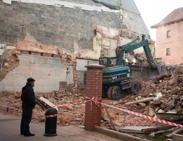 Wyburzają budynek w centrum miasta (FOTOGALERIA)