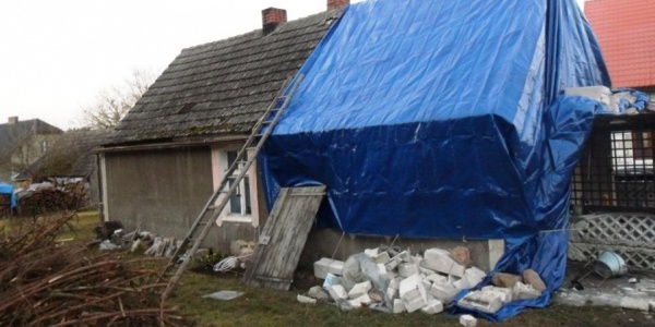 Wiatr zburzył ścianę w budynku jednorodzinnym (FOTO)