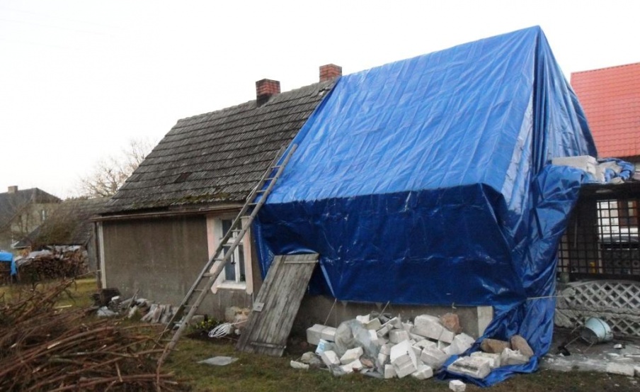 Wiatr zburzył ścianę w budynku jednorodzinnym FOTO