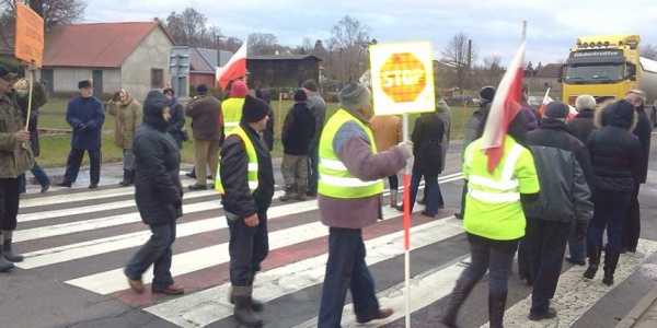 Zablokowali drogę. Zapowiedzieli kolejne protesty (FOTO)