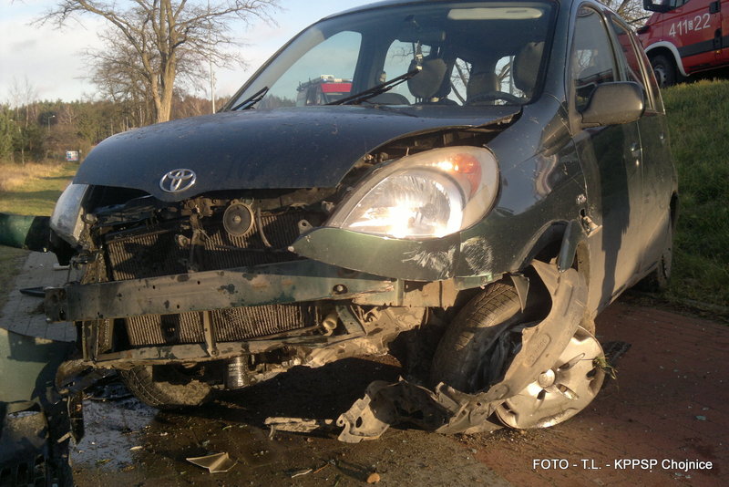 Toyota stoczyła się ze skarpy FOTO
