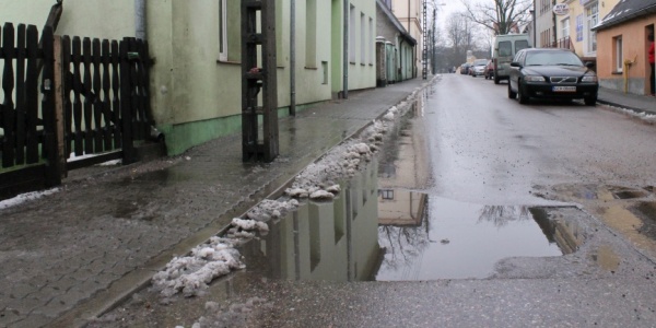 Dziura w ulicy jest już półtora roku. I co? I nic! (FOTO)