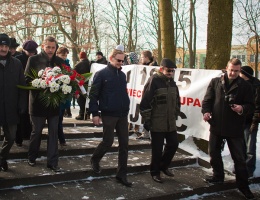 Protest przy składaniu kwiatów  (FOTO)