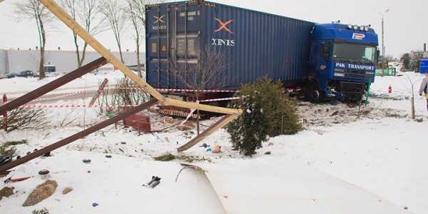 TIR rozjechał ogrodzenie (FOTO)