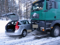 Chciał wyprzedzić ciężar&oacute;wkę. Wjechał pod nią (FOTO)