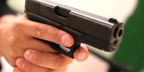 Nie podała mu wódki. Wyciągnął pistolet