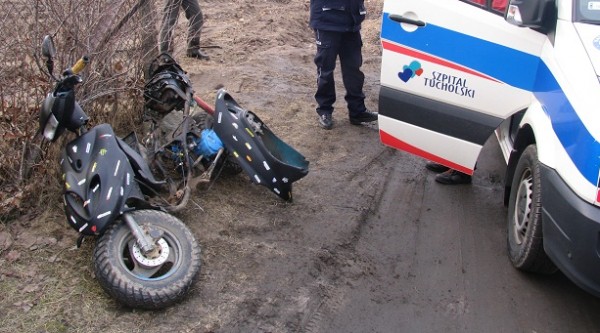 Wjechał motorowerem pod opla (FOTO)