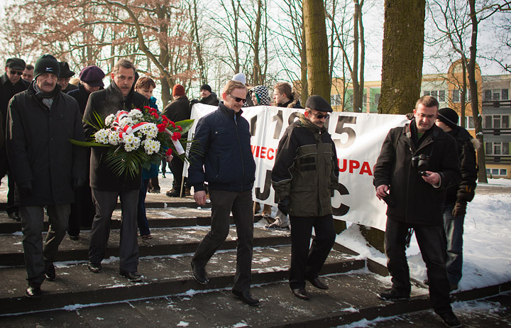 Protest przy składaniu kwiatów FOTO