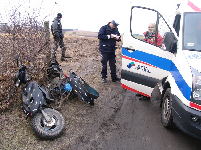 Wjechał motorowerem pod opla FOTO