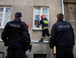 Strażacy i policjanci weszli po mężczyznę przez okno (FOTO)