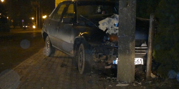 Opel uderzył w słup (FOTO)