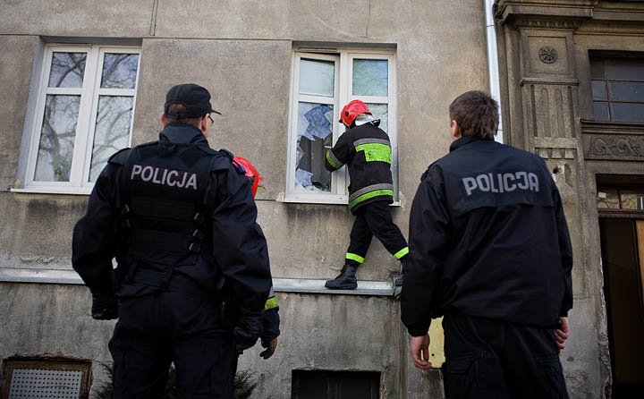 Strażacy i policjanci weszli po mężczyznę przez okno FOTO