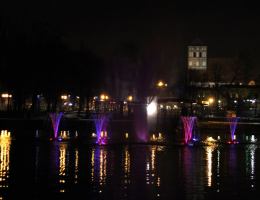 Parkowa fontanna w wiosennych kolorach (FOTO)