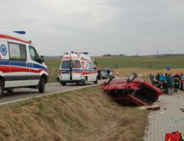 Dachował passat. Kierowca był pijany