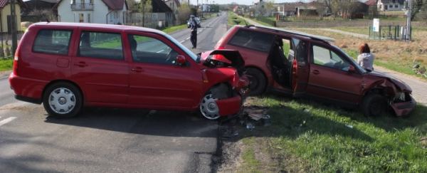 Zderzyły się dwa volkswageny. Dwie osoby w szpitalu