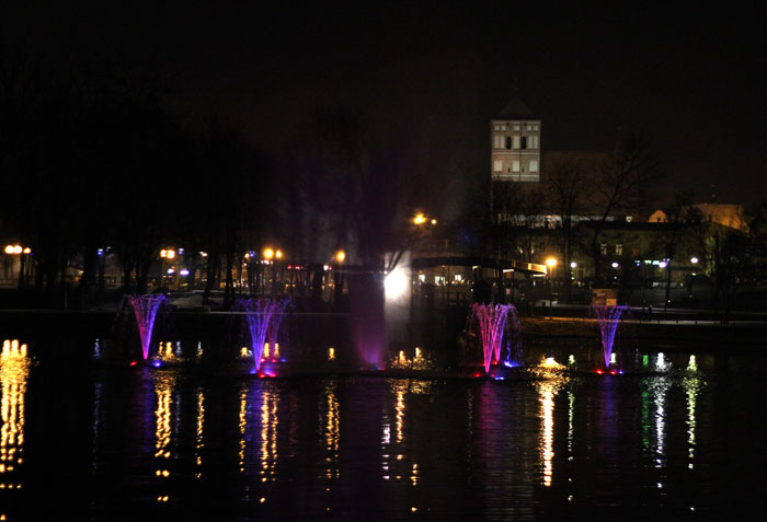 Parkowa fontanna w wiosennych kolorach FOTO