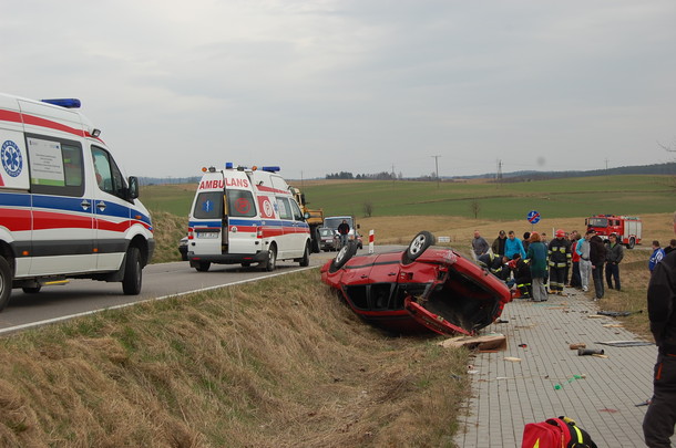 Dachował passat. Kierowca był pijany