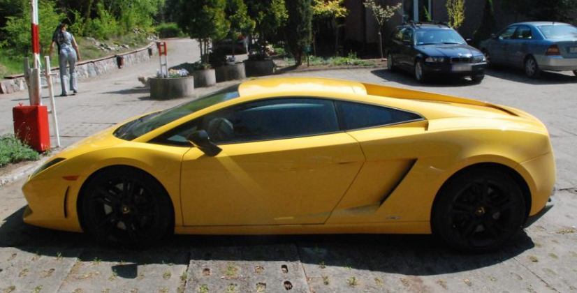 Wandal uszkodził auto za kilkaset tysięcy złotych! (FOTO)