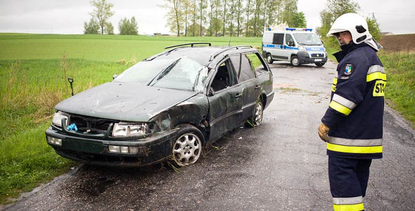 Passat wypadł z drogi. Dachował (FOTO) 