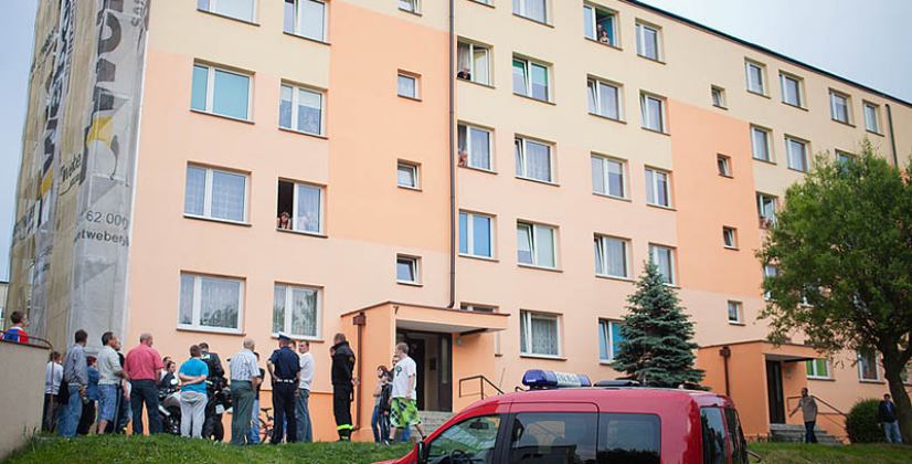 Podchmieleni kibice na dachu bloku FOTO, AKTUALIZACJA