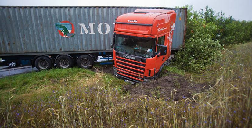 TIR wpadł do rowu. Droga w stronę Brus była zablokowana (FOTO)