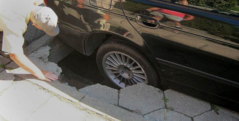 Ogromna dziura na Brzezińskiego (FOTO)