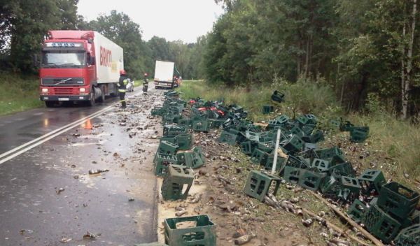 Skrzynki z piwem wysypały się na drogę (FOTO)