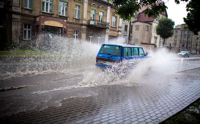 Burze nad regionem. Zalało ulice (FOTOGALERIA)