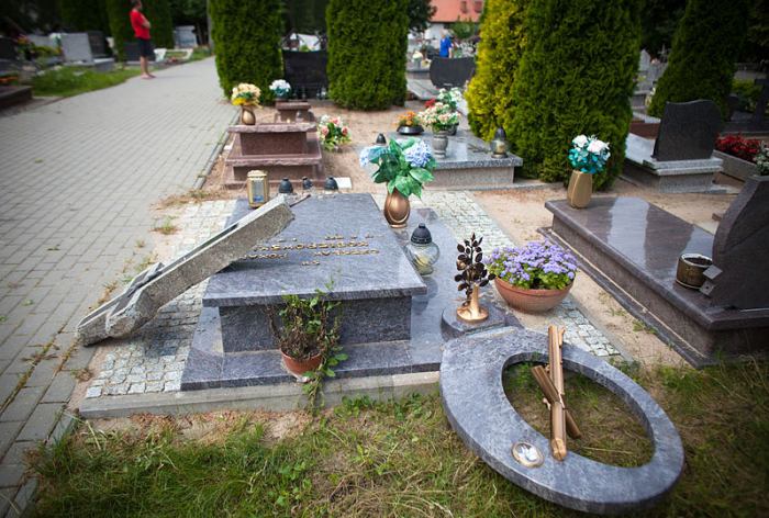 Wandale zniszczyli nagrobki w Charzykowach (FOTO)