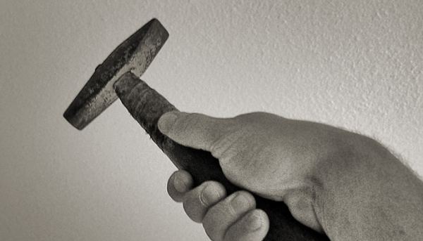 Chciał zabić? Kilkakrotnie uderzył kobietę młotkiem w głowę