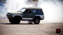 Zobacz jak pali się gumę nissanem patrolem (WIDEO) 