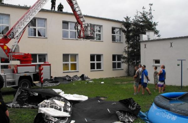 Wiatr zerwał dach z budynku domu dziecka! (FOTO)