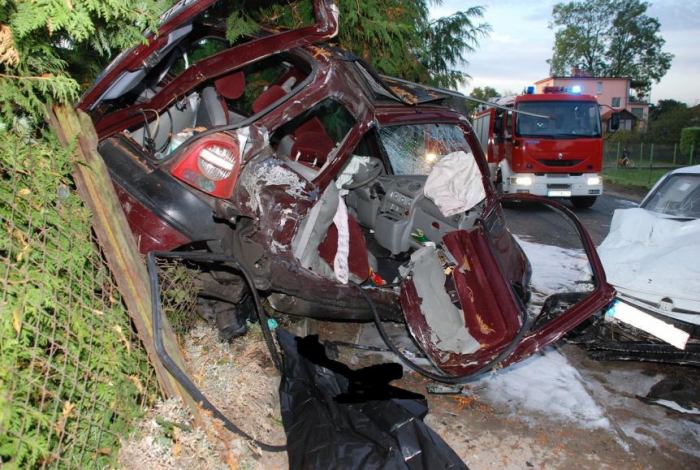 Tragedia na drodze w Dębnicy. Sprawca zmarł w szpitalu (FOTO, AKTUALIZACJA)