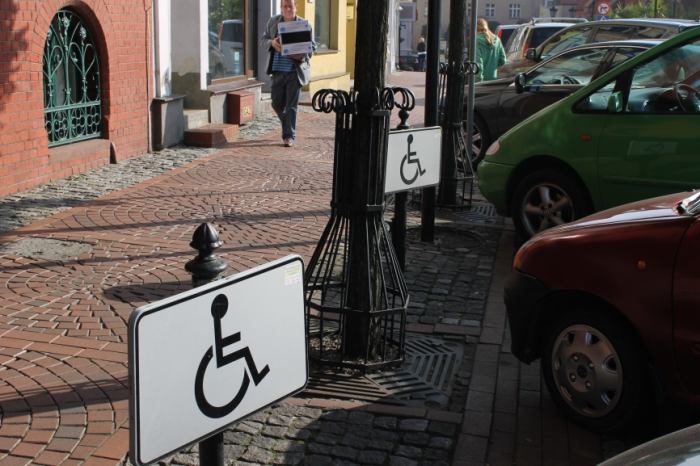 Miejsca parkingowe dla niepełnosprawnych: coś nie tak z oznakowaniem?