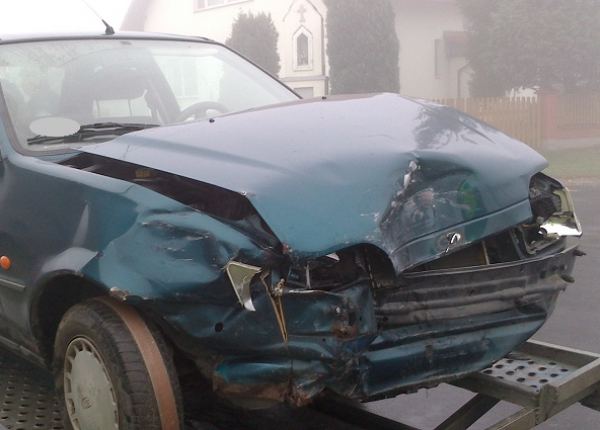 Fiat zderzył się z fordem. Jednym z powodów mgła (FOTO)