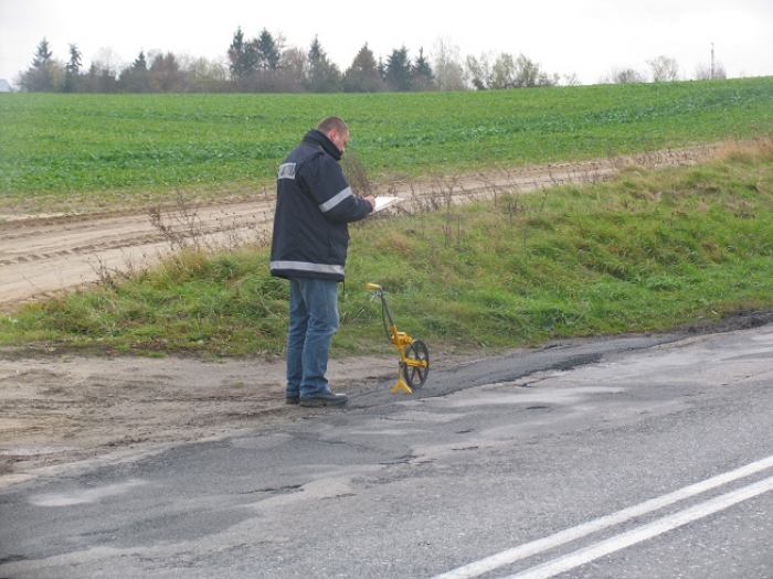Kilkuletni chłopiec wpadł pod samochód