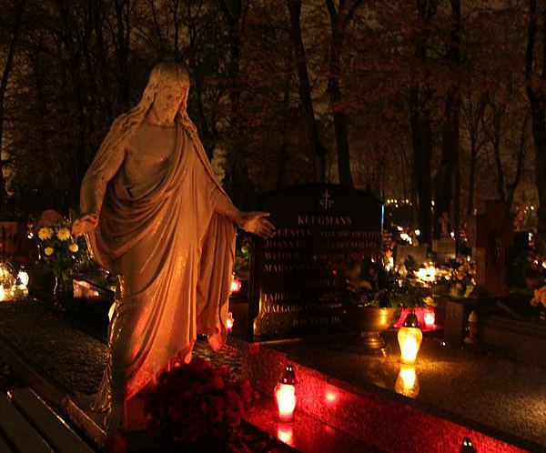 Wieczorny spacer po starych cmentarzach (FOTOGALERIA)
