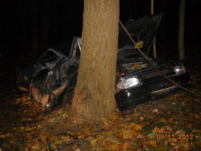 Ford escort uderzył w drzewo FOTO